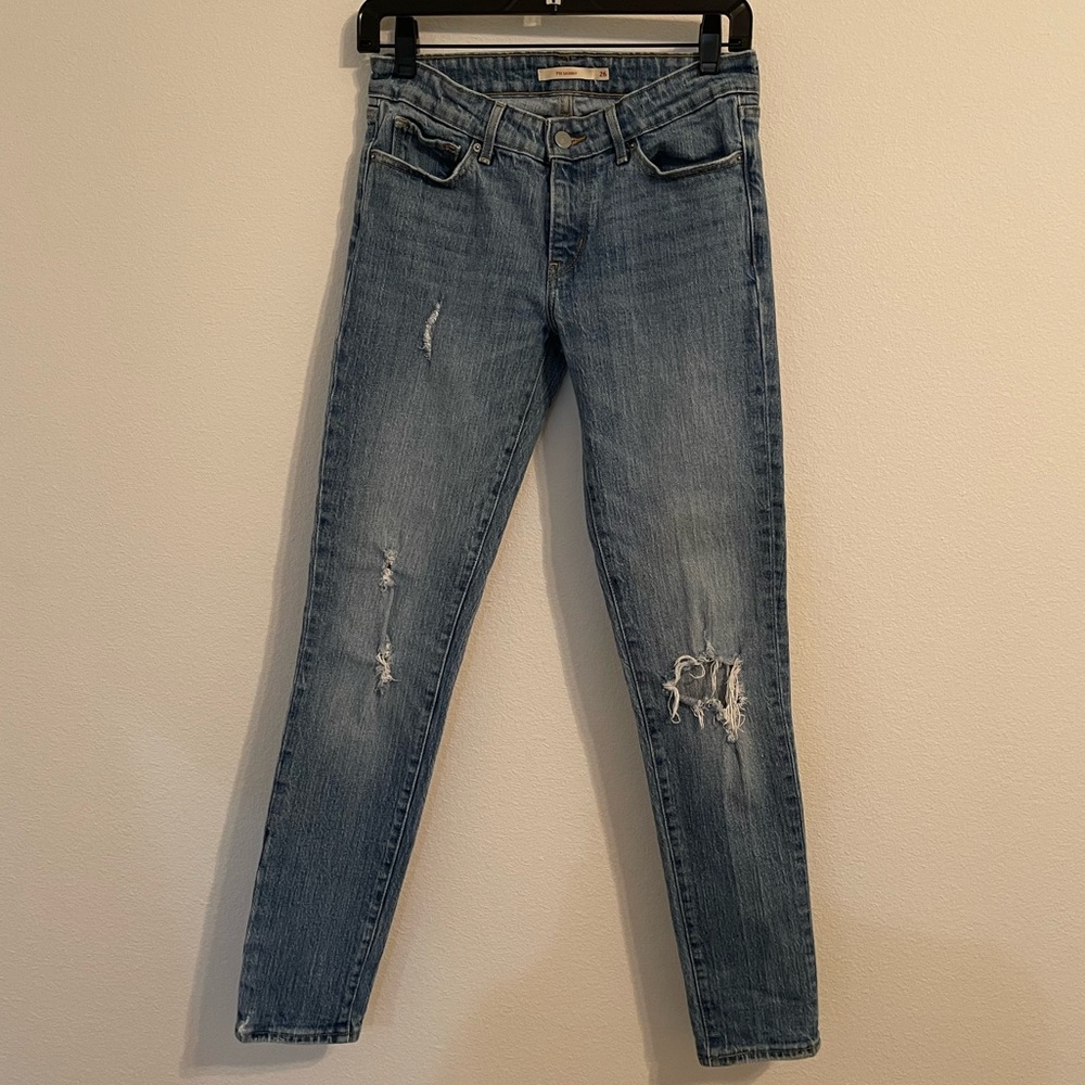 Levi’s Womens 711 skinny distressed jeans. Size 26
